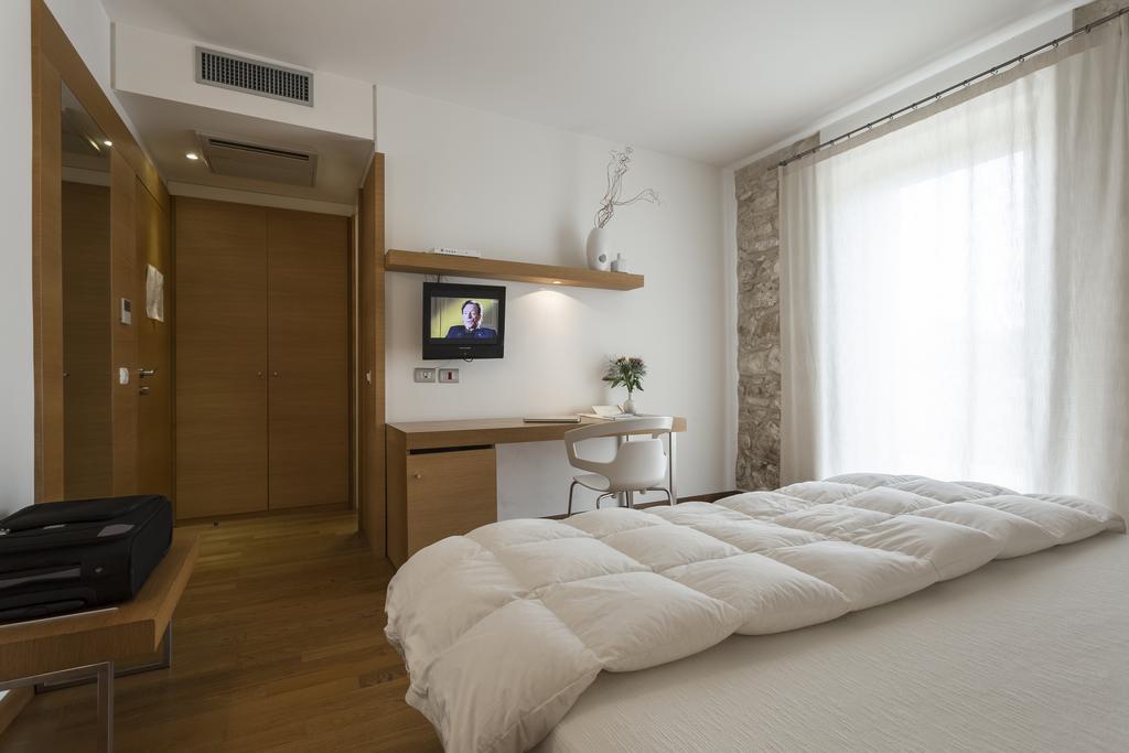 Carlotta 4*
